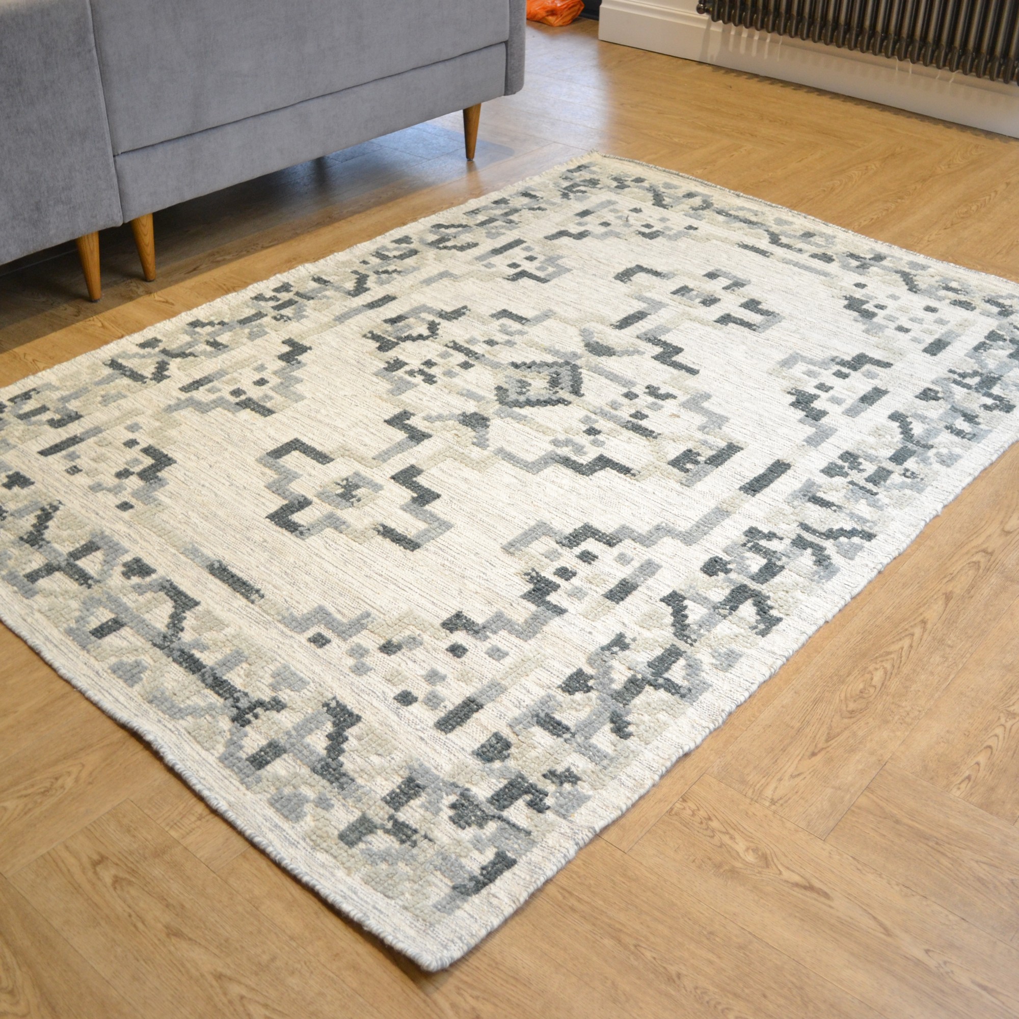 Manika 03 Traditional Border Textured Rugs In Grey